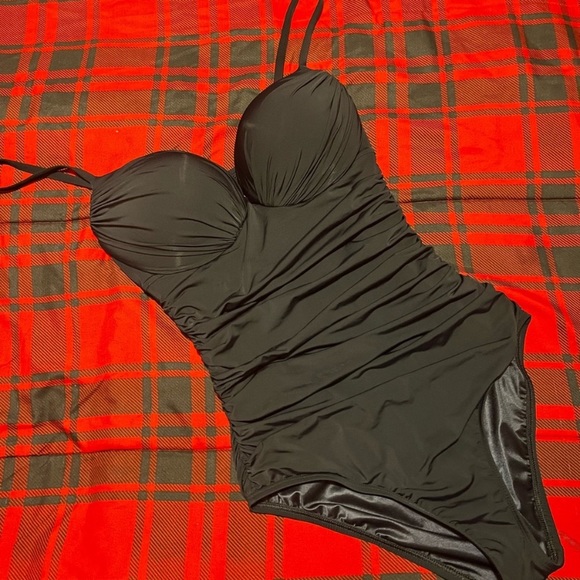 Victoria’s Secret bombshell swimsuit - Picture 6 of 9